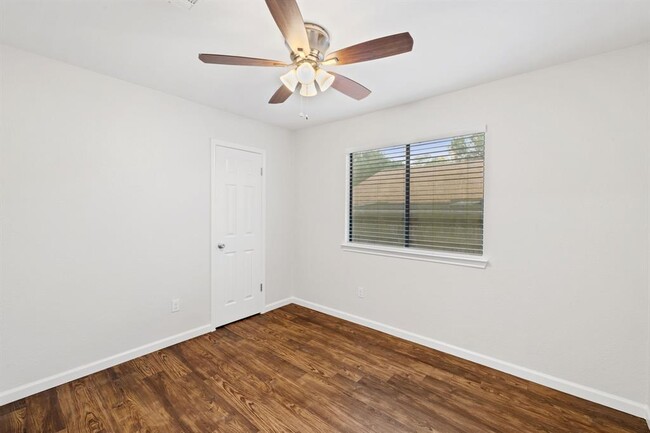 Building Photo - 1505 Charolais Dr
