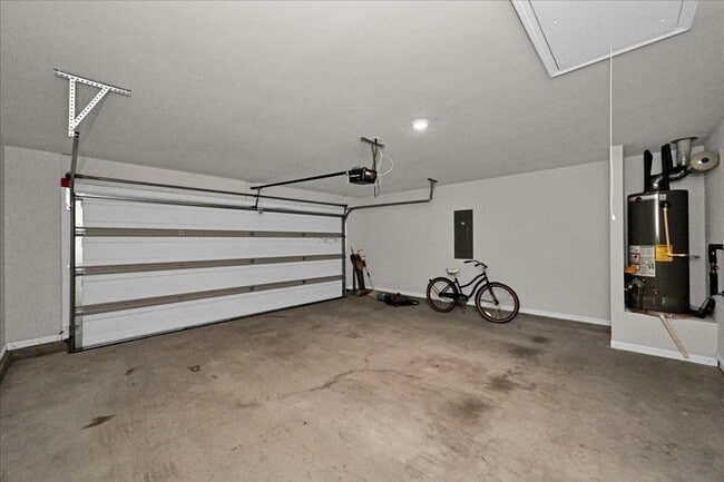 Building Photo - 4 Bedroom, 2 Bath
