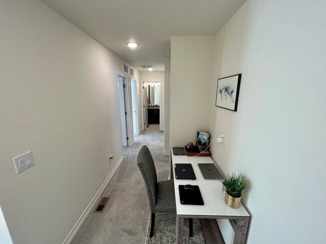 Building Photo - Almost New 3BD 2.5Bath Townhouse