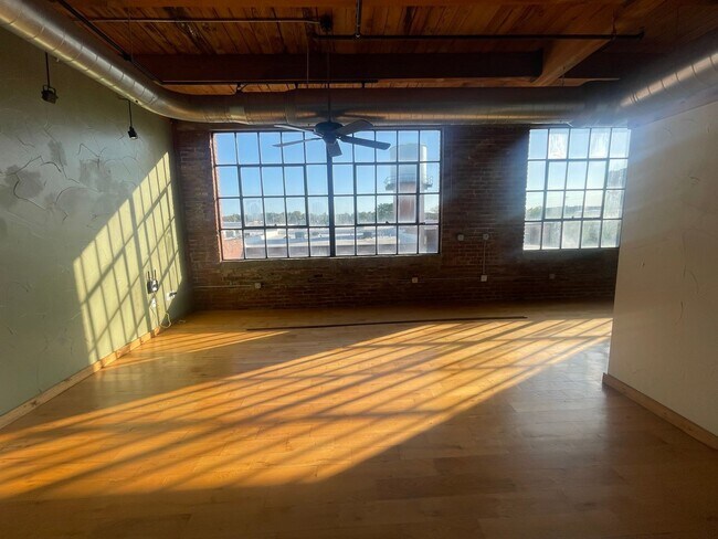 Building Photo - Large One Bedroom One bath Loft Apartment available Now!