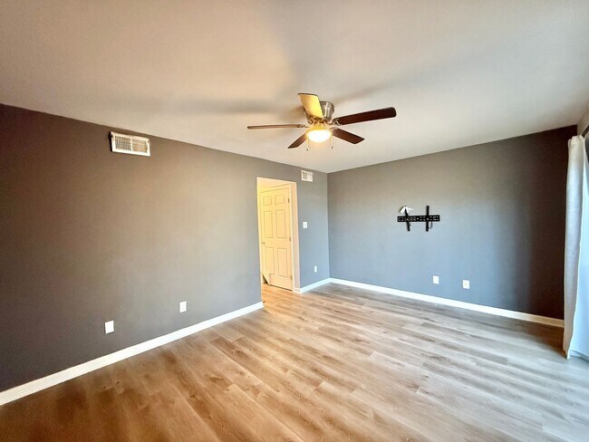 Building Photo - Charming 2BD, 2BA Raleigh Townhome in Prime Location Near I-440, NC State University, Fairgrounds...