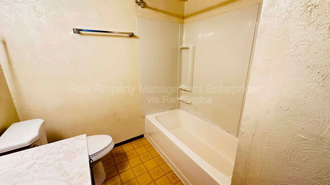 Building Photo - 4816 S Fairmont Ave