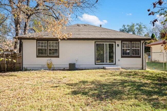 Building Photo - 1621 N Hillcrest Ave