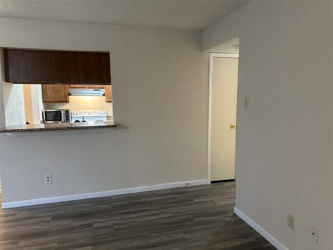 Building Photo - 17401 Red Oak Dr