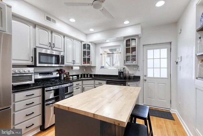 Building Photo - 724 S Curley St