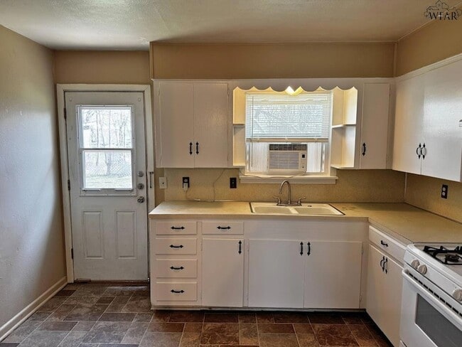 Building Photo - 104 Ave G