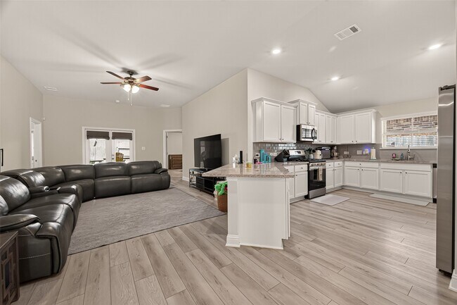Building Photo - 2605 Golden Palms Ln
