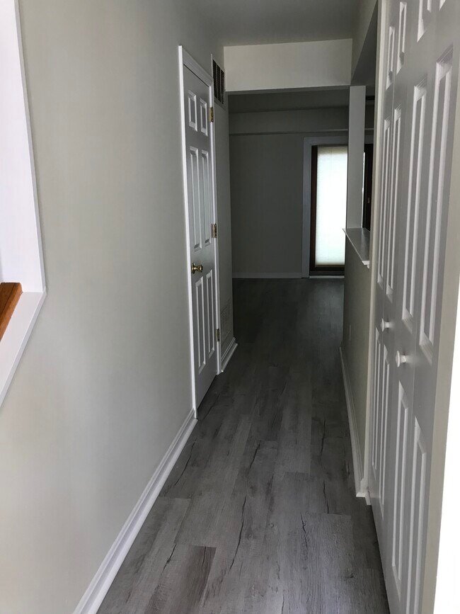 Building Photo - 1111 Cambridge Ct