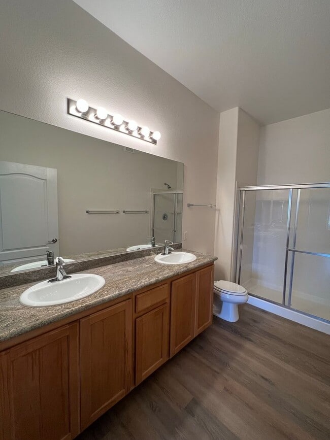 Building Photo - Beautifully remodeled 3 bedroom 2 bathroom downstairs condo right next to the pool!!
