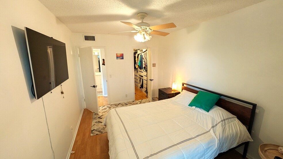 Building Photo - 542 Fanshaw M