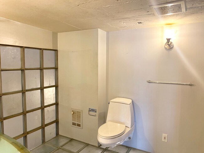 Building Photo - STUNNING LARGE CORNER LIVE/WORK 1 BED+ DEN...