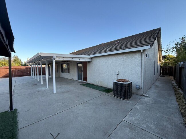 Building Photo - Single story with 3-car Garage!!