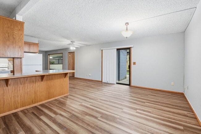 Building Photo - 3Bd/1.75Ba Bellevue House