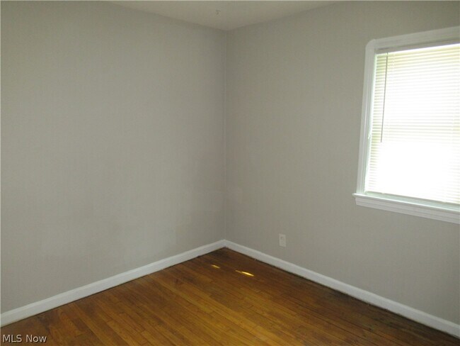 Building Photo - 5203 Maplecrest Ave
