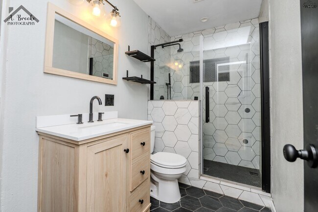 Building Photo - 2920 Featherston Ave