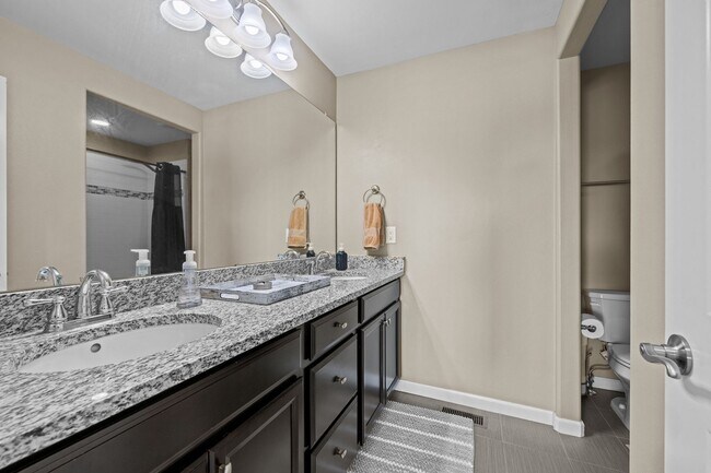 Building Photo - 15411 Village Cir E