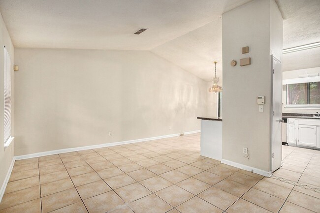 Building Photo - 3 bedroom 2 bathroom house