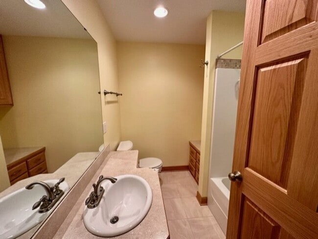 Building Photo - 6 bedroom, 4.5 bath Whitefish chain, 12 mo...