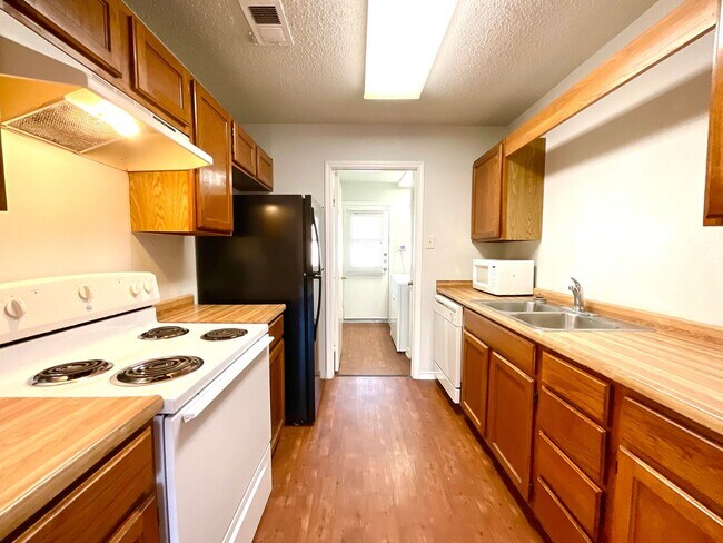 Building Photo - **MOVE IN SPECIAL!!** Spacious 2 Bedroom / 2 Bath Unit!