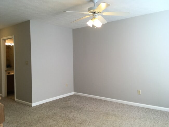 Building Photo - Lovely Townhouse! Fresh Paint, New Carpet, All Electric!  W/D Included, Privacy Fenced Backyard