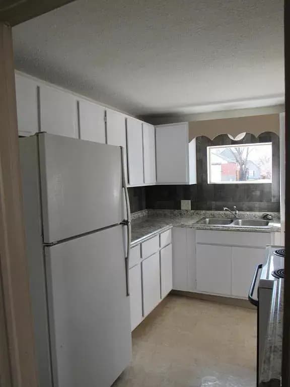 Kitchen - 924 W 1st St