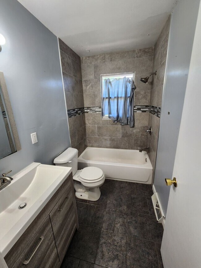 Building Photo - SW 424/426 30th Ave duplex