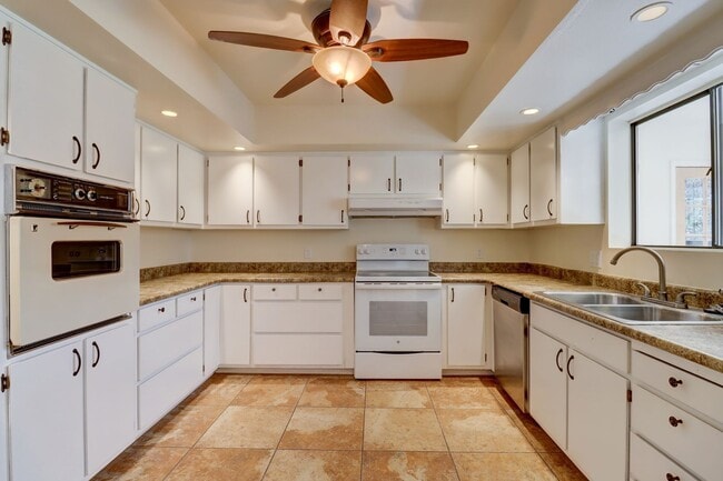 Building Photo - Home in Antelope Hills!