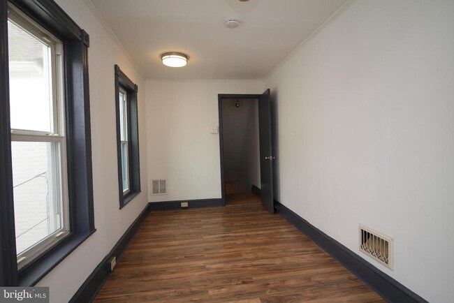 Building Photo - 230 S 3rd Ave