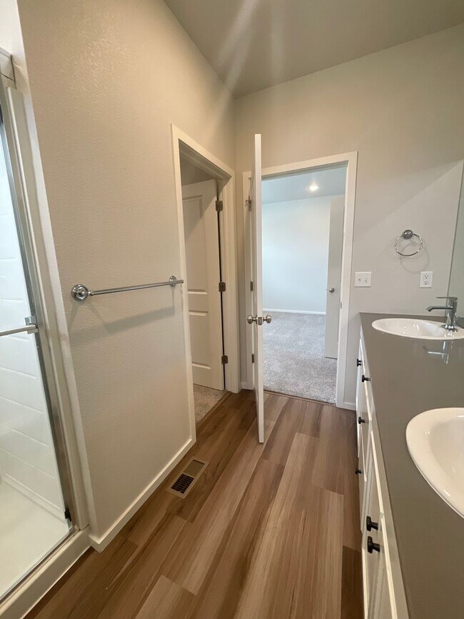 Building Photo - Luxury Condo - Water, Sewer, Basic Internet Included!