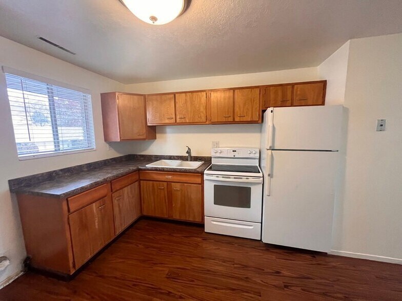 Building Photo - 166 N 400 E