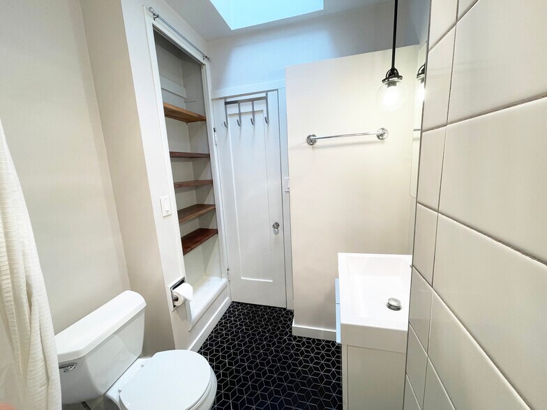 Building Photo - 5124 NE 35th Pl