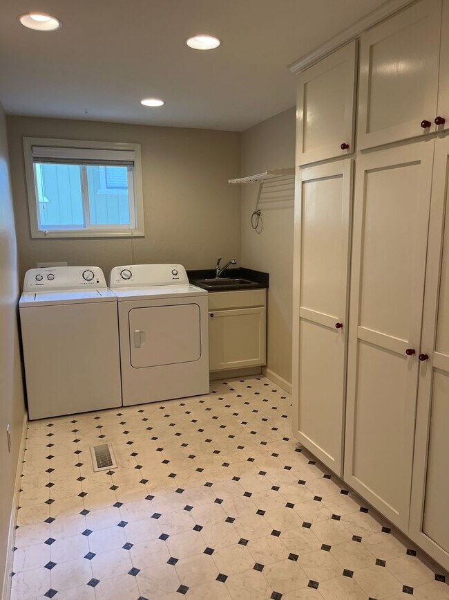 Building Photo - Great East Medford location with views of RoxyAnn