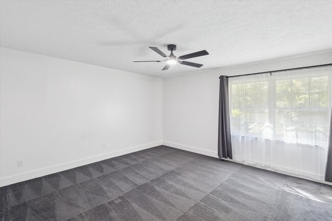 Building Photo - MOVE-IN READY! (Pet Friendly)