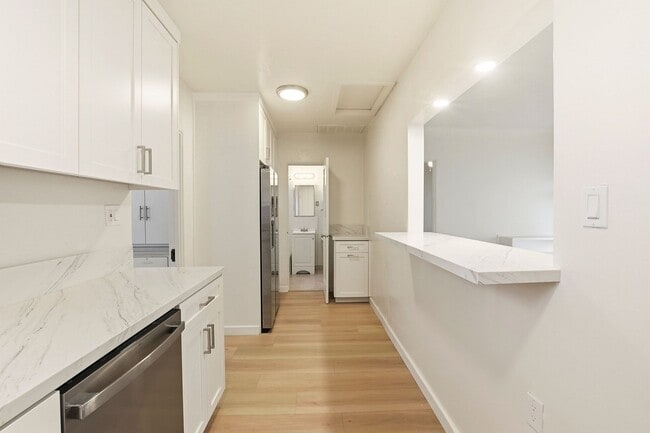 Building Photo - 1 BLOCK TO THE BEACH! COMPLETELY REMODELED 2BD/2BA OCEAN BEACH RESIDENCE - ONLY $4,495/MO!