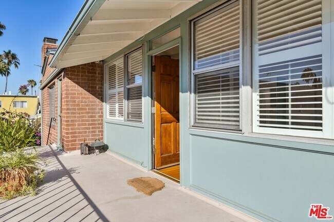 Building Photo - 2033 Cloverfield Blvd