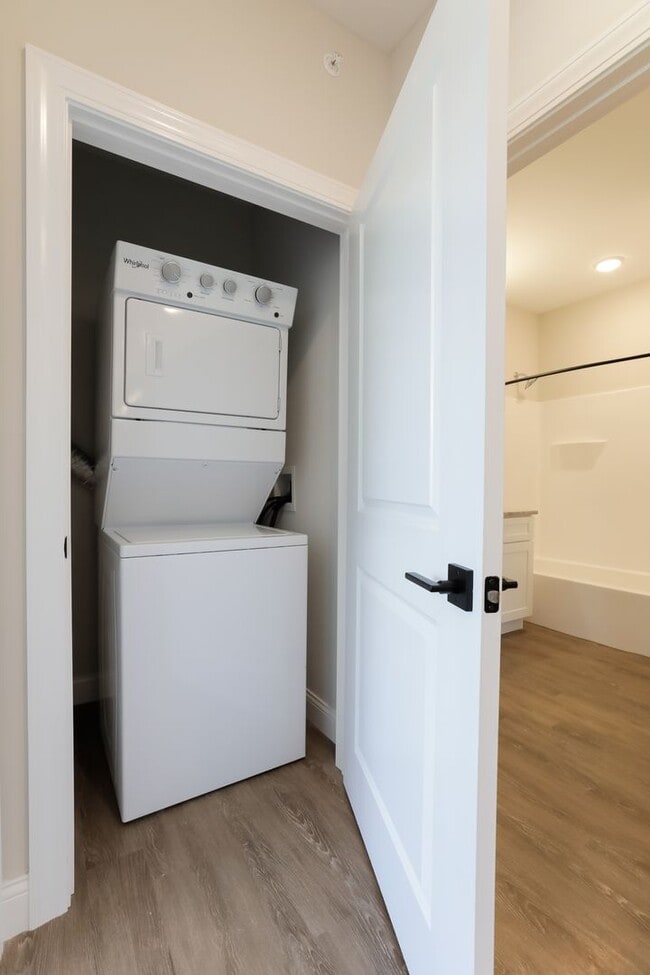 Building Photo - Lofts on State