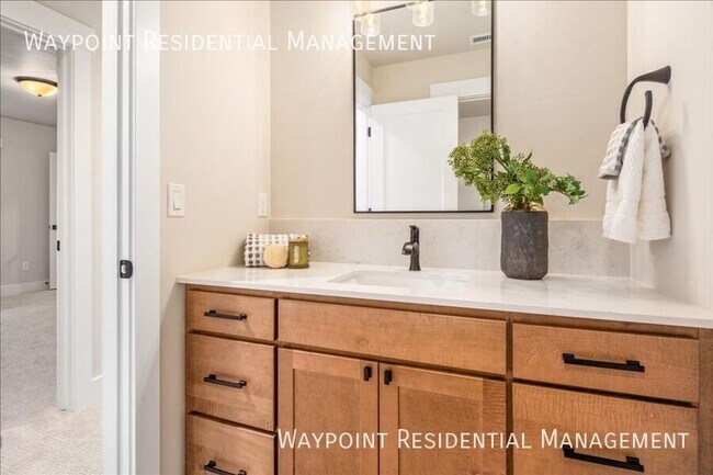 Building Photo - 1704 E Cutgrass Ln