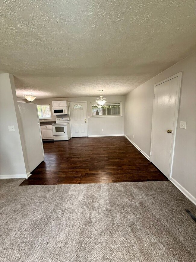 Building Photo - Updated 3BR Brick Ranch | Screened Porch | Attached Garage