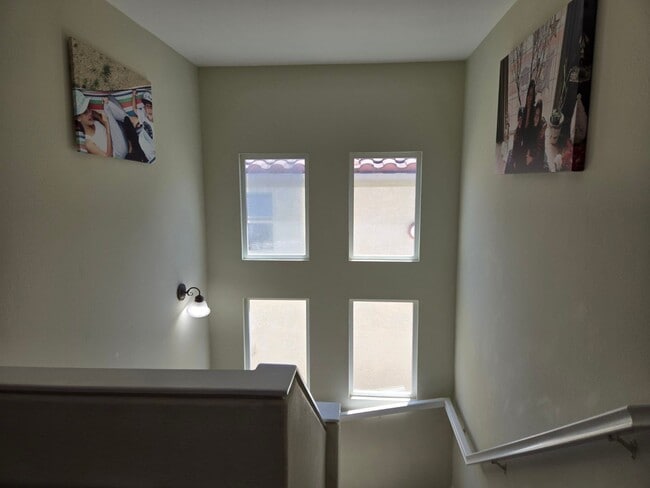 Building Photo - 4 BR 2.5 BA detached modern single-family home.