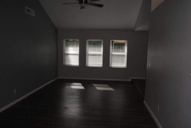 Building Photo - 2413 Sunrise Dr