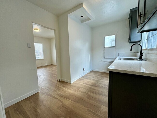 Building Photo - Newly Renovated 1 Bedroom in West Adams