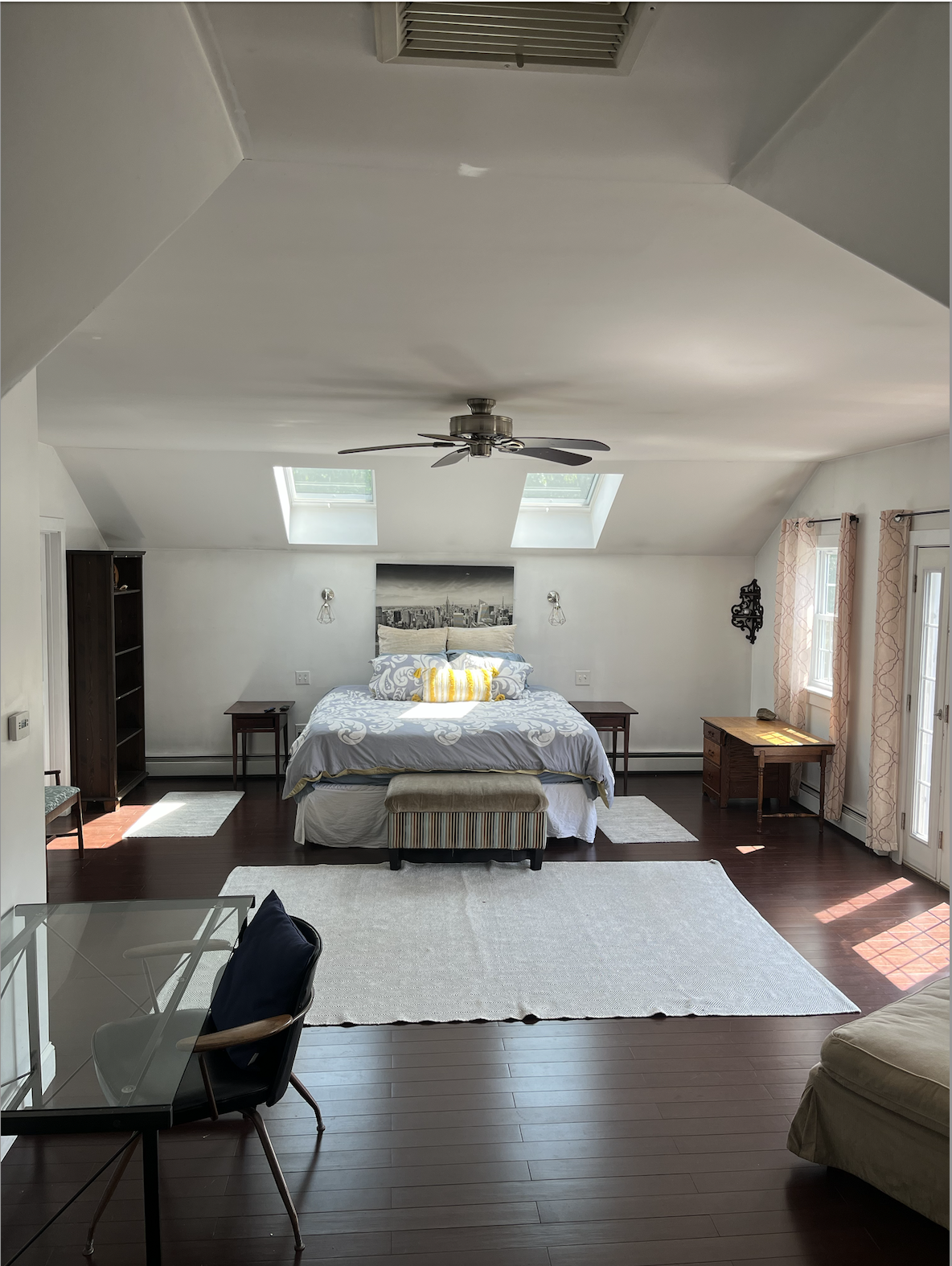 main bedroom (king) - 7 Evelyn Dr