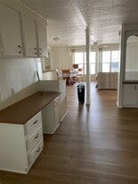 Building Photo - 1543 E Grovers Ave
