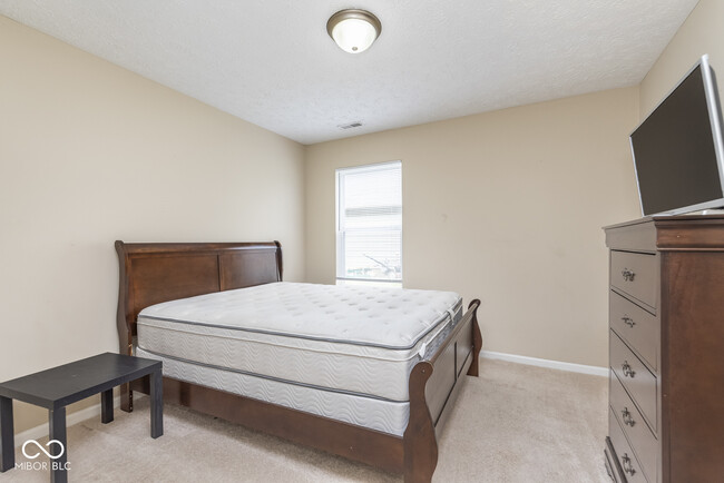 Building Photo - 381 Longview Bend