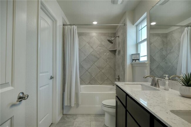 Building Photo - 521 Bradford Ln