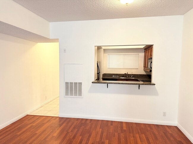 Building Photo - One Bedroom Condo in Montrose/Glendale