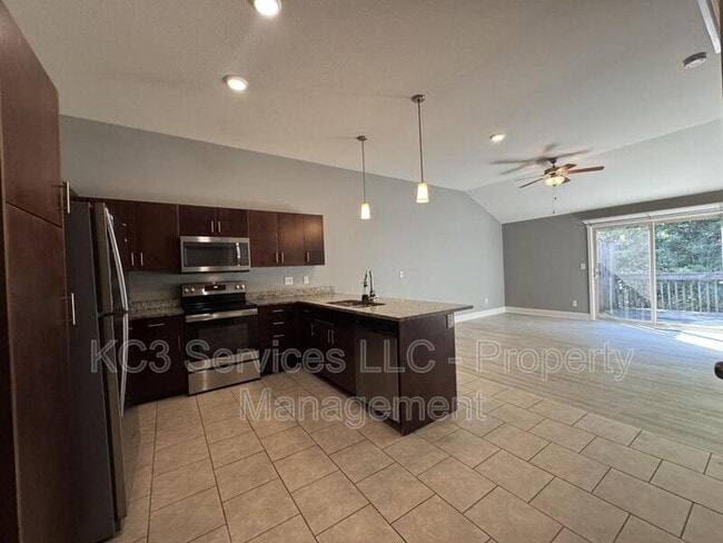 Building Photo - 9326 N Robinhood Ave