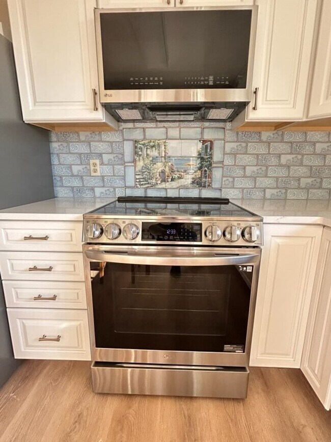 Building Photo - Georgeous 2 Bedroom / 2 Bath