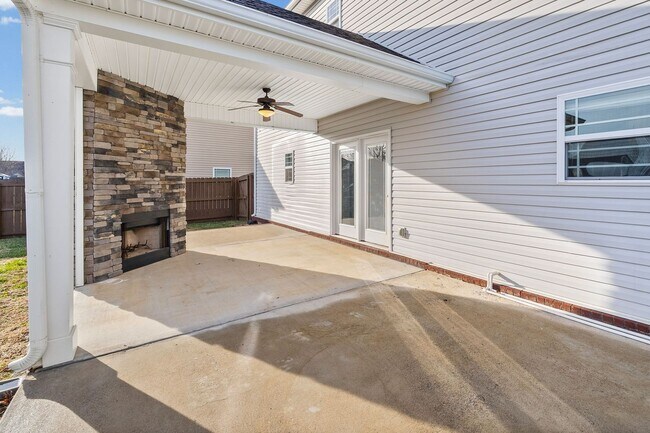 Building Photo - Pet Friendly Three Bedroom with Bonus!