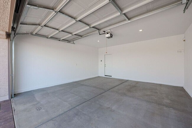 Building Photo - Alamar Living, 4 Bed, 3 Bath Rental!